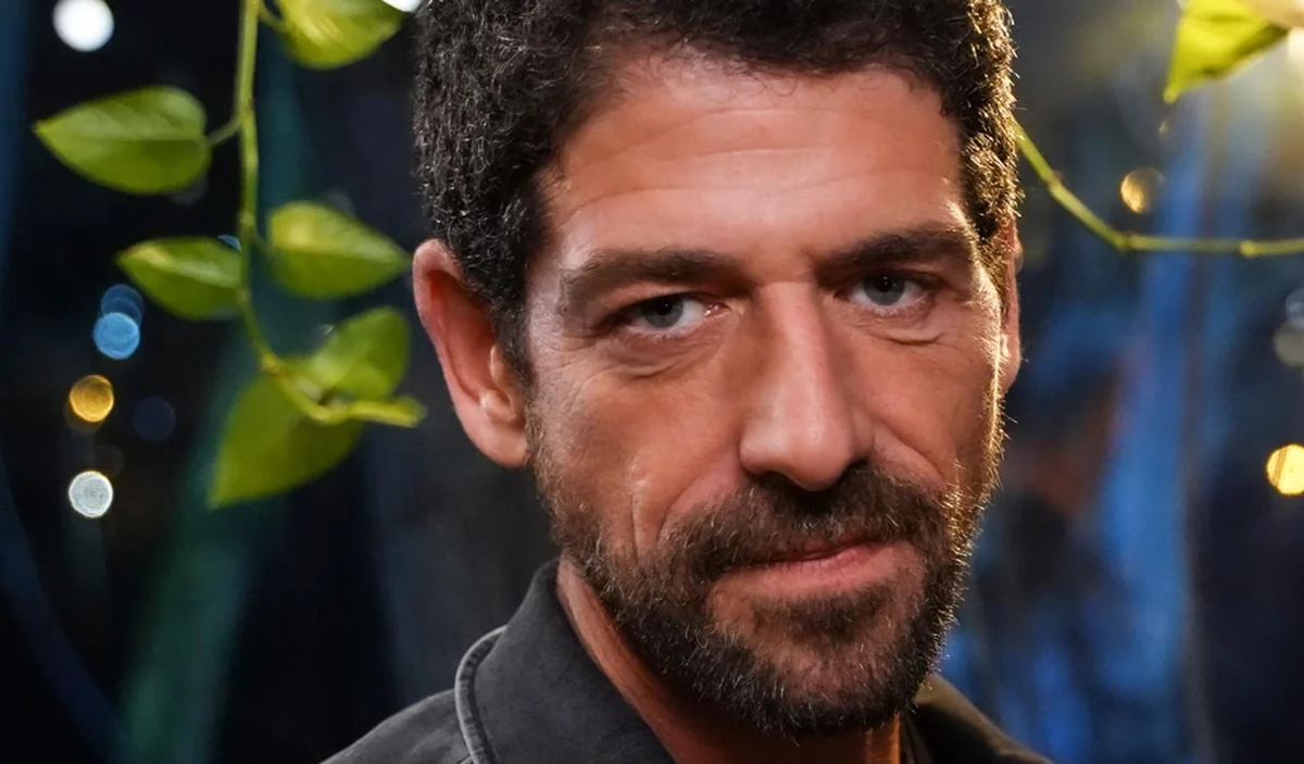 Cemal Hünal em imagem de divulgação de Iludida, série turca Sadakatsiz na qual interpreta Sinan Taşkıran