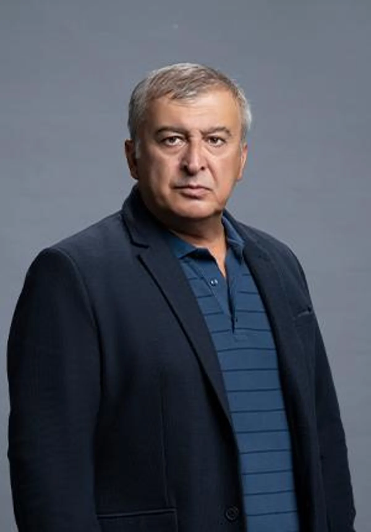 Hüseyin Avni Danyal como Metin Kaya em Yargı: Segredos de Família