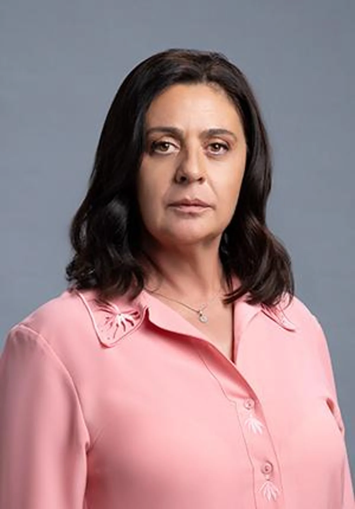 Zeyno Eracar como Gül Erguvan em Yargı: Segredos de Família