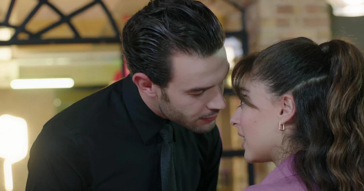 Ada e Bora, vividos por Cemre Baysel e Aytaç Şaşmaz, quase se beijam em cena de Jogos do Destino