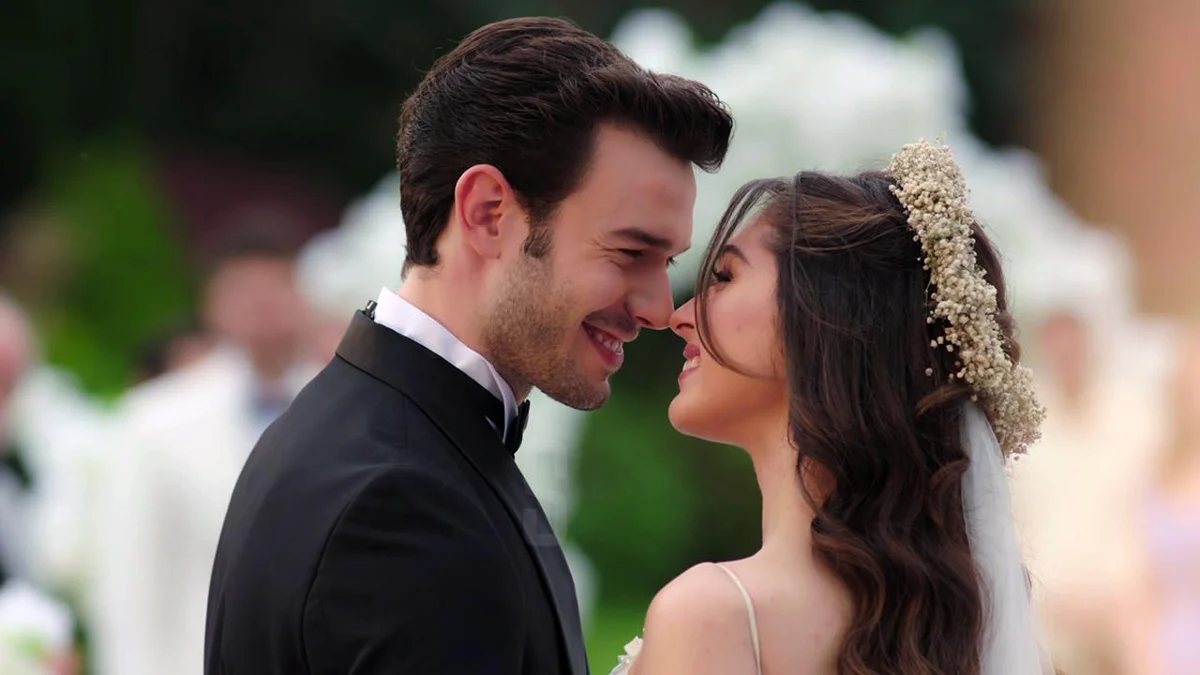 Ada e Bora vestidos de noivos durante o casamento no final de Jogos do Destino