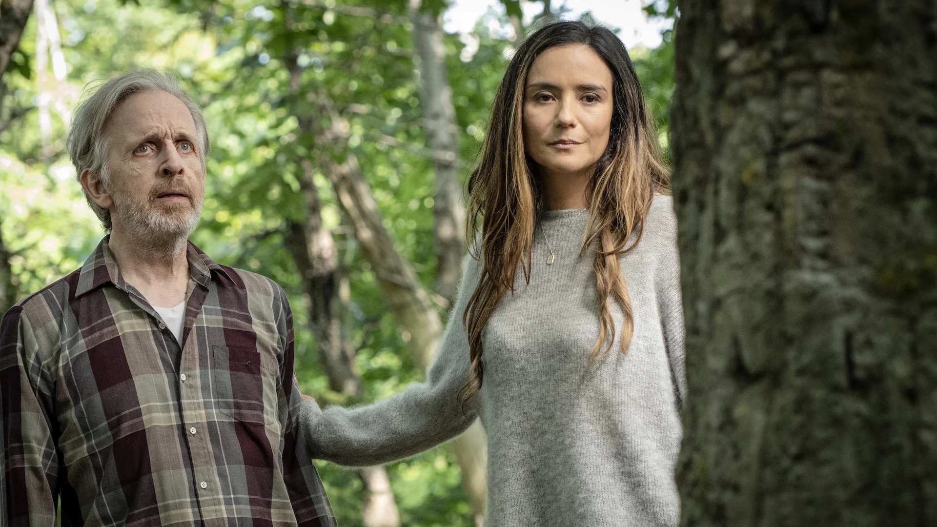Tabitha Matthews e Victor na floresta em cena da série de terror From