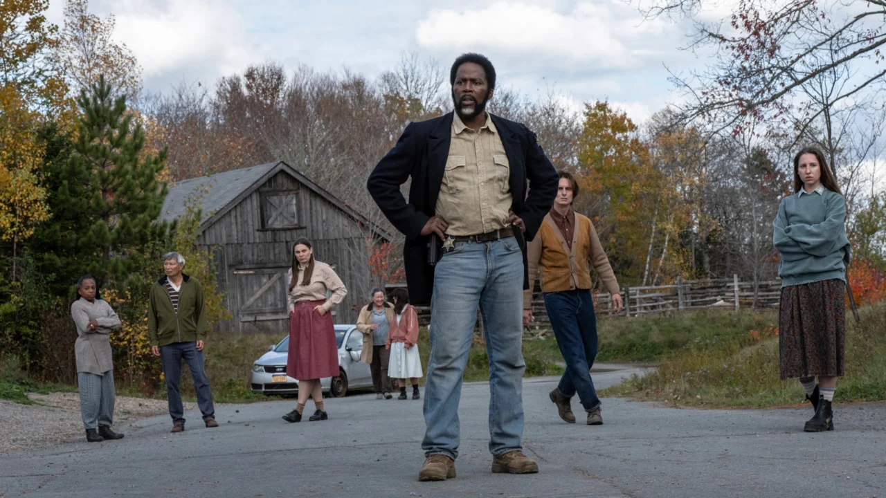 Boyd Stevens, interpretado por Harold Perrineau, diante de moradores da cidade misteriosa da série Origem