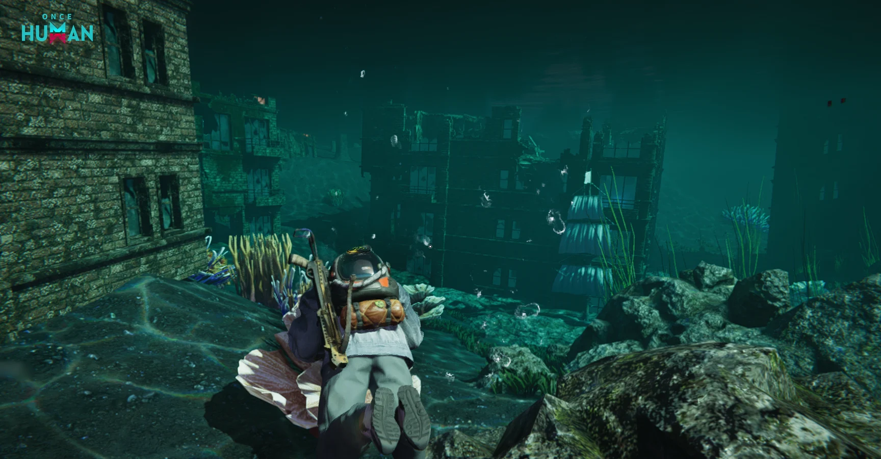 Personagem de Once Human explorando ruínas de uma cidade submersa em águas escuras na expansão Isles of Abyss