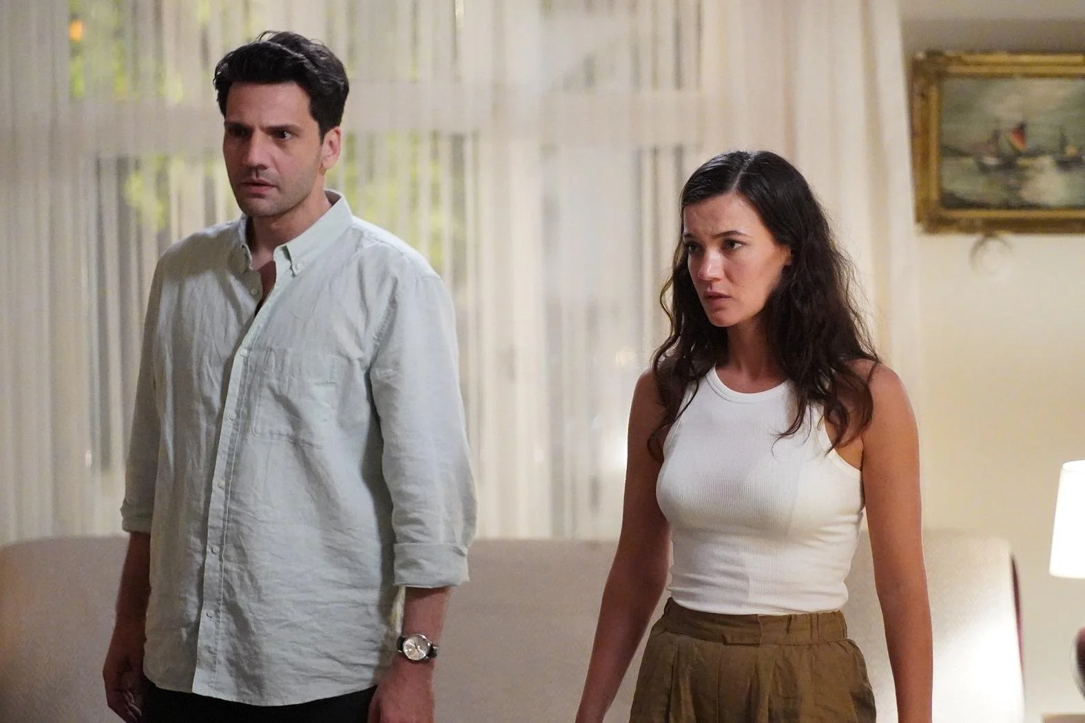 Ilgaz e Ceylin em uma casa no episódio final de Yargı