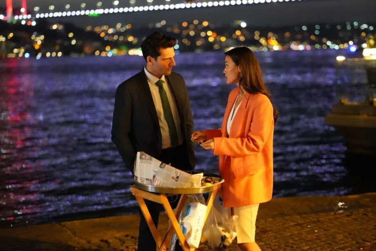 Kaan Urgancıoğlu e Pınar Deniz como Ilgaz e Ceylin em Yargı, à beira-mar à noite