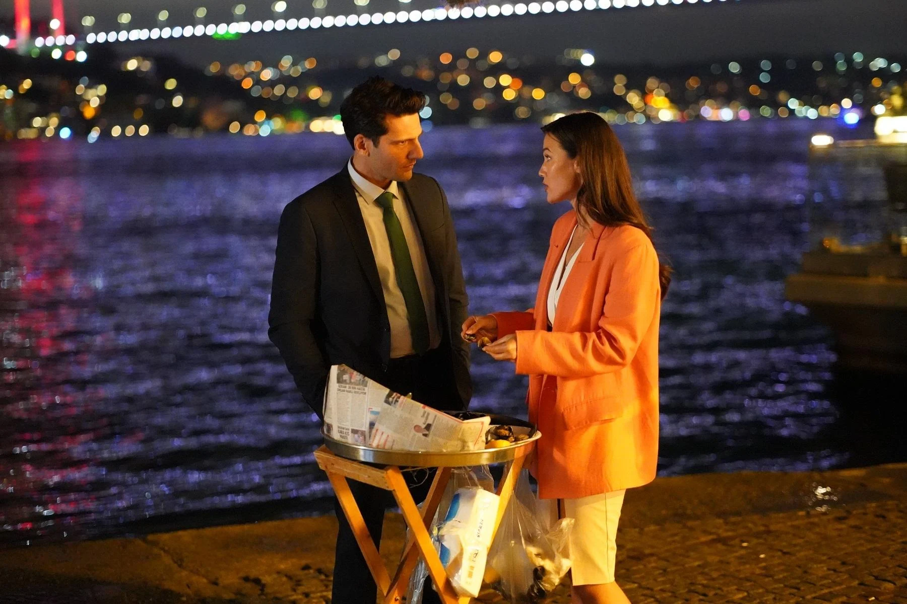 Kaan Urgancıoğlu e Pınar Deniz como Ilgaz e Ceylin em Yargı, à beira-mar à noite
