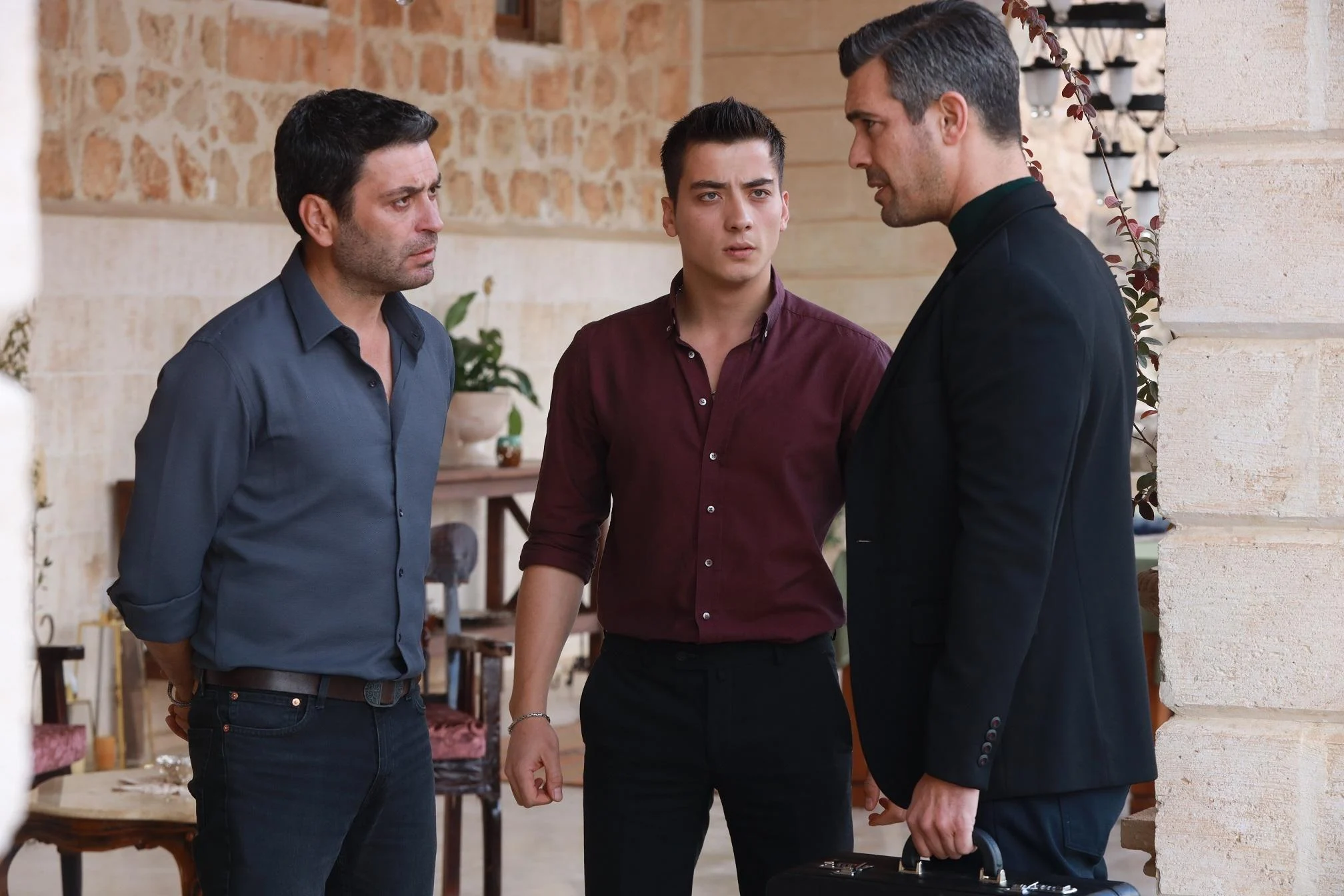 Cihan e Kaya Albora em cena da novela Longe Demais, produzida na Turquia