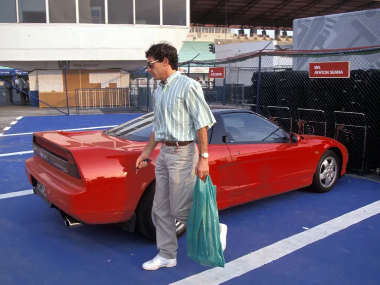 Ayrton Senna ao lado de seu Honda NSX vermelho no paddock de Estoril durante o Grande Prêmio de Portugal de 1991