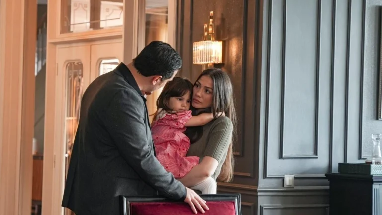 Demet Özdemir como Nisan ao lado de Eşref em cena da novela