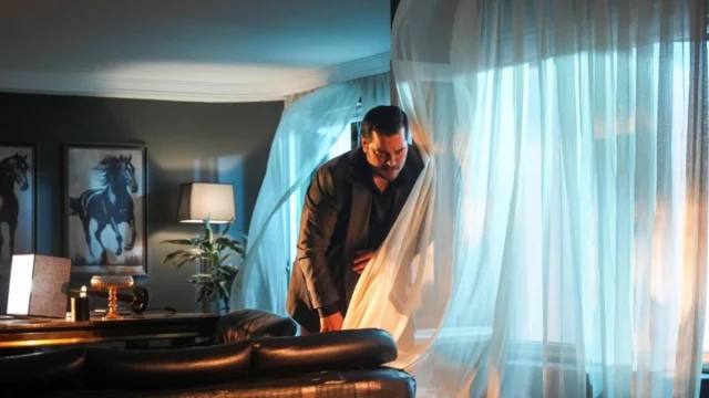 Çağatay Ulusoy como Eşref Tek em cena de Eşref Rüya