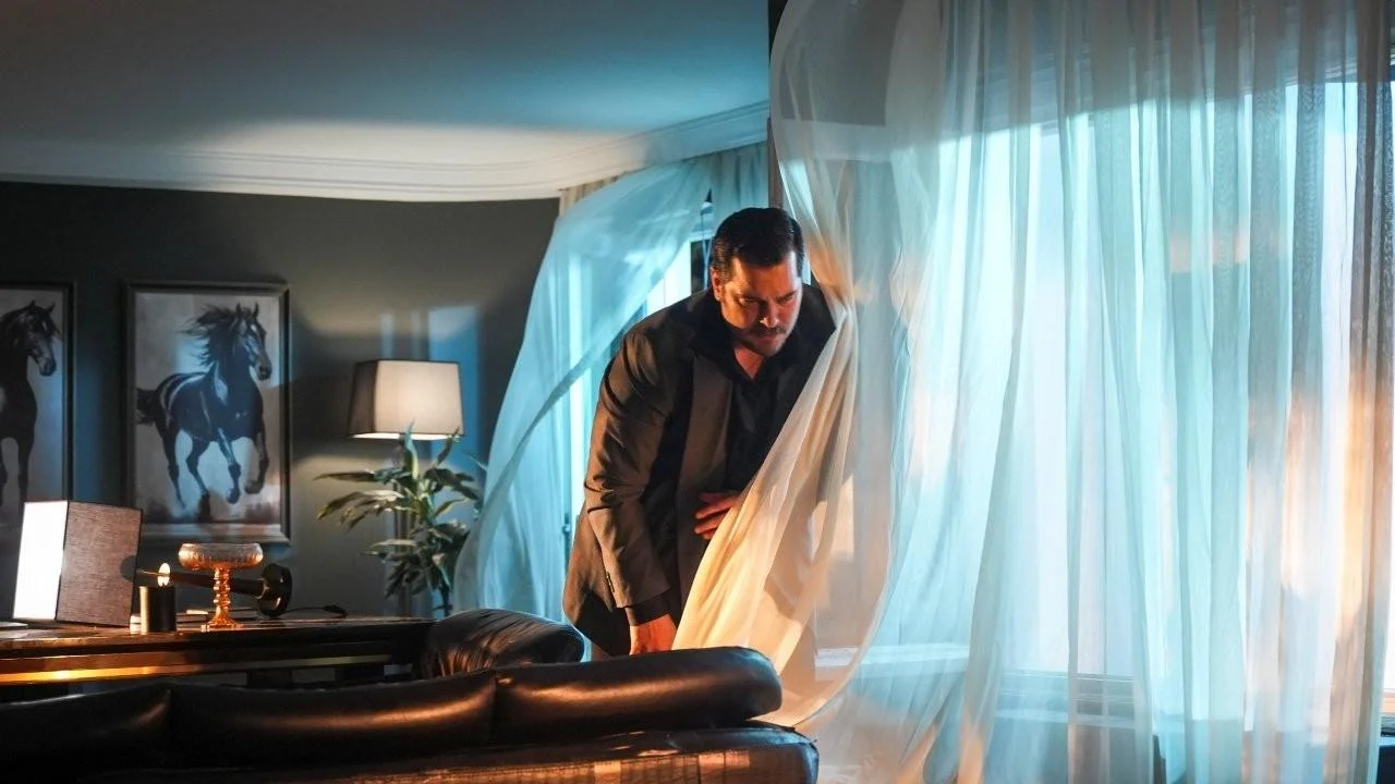 Çağatay Ulusoy como Eşref Tek em cena de Eşref Rüya