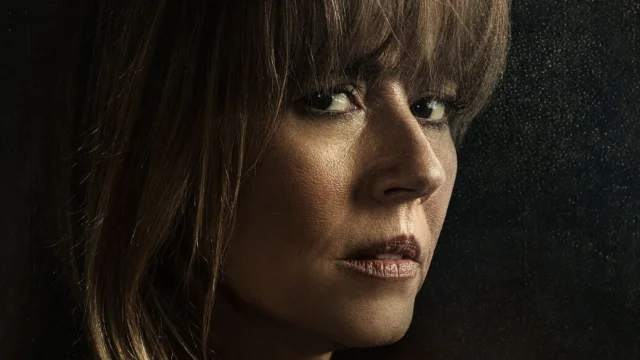Linda Cardellini caracterizada como Pamela Voorhees em close dramático de Crystal Lake, série de terror produzida pela A24.