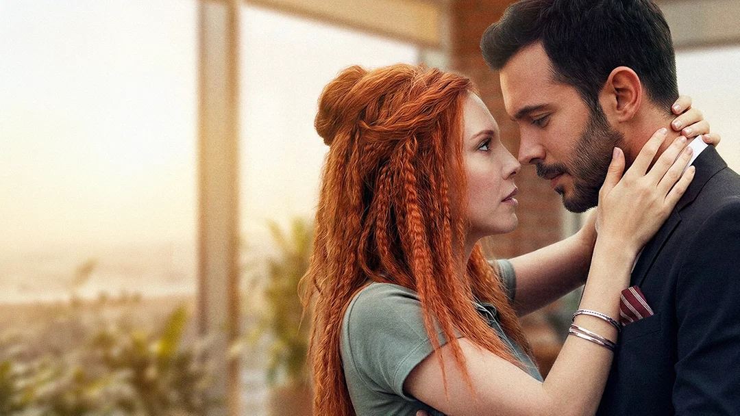 Defne e Ömer, protagonistas de Amor de Aluguel, se encaram em cena romântica