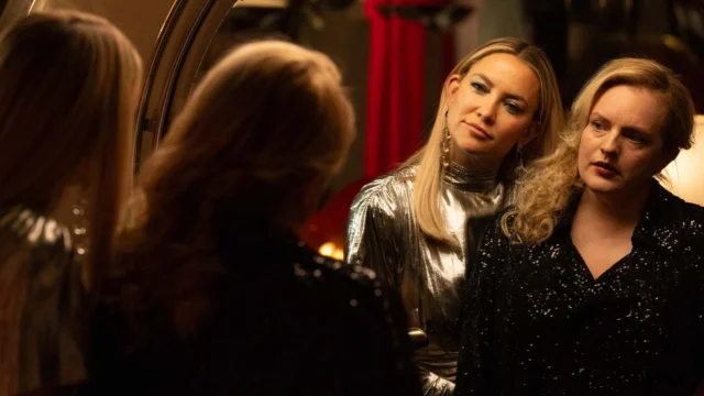 Kate Hudson e Elisabeth Moss como Zoe Shannon e Samantha Lake em frente ao espelho no filme Segredo Obscuro