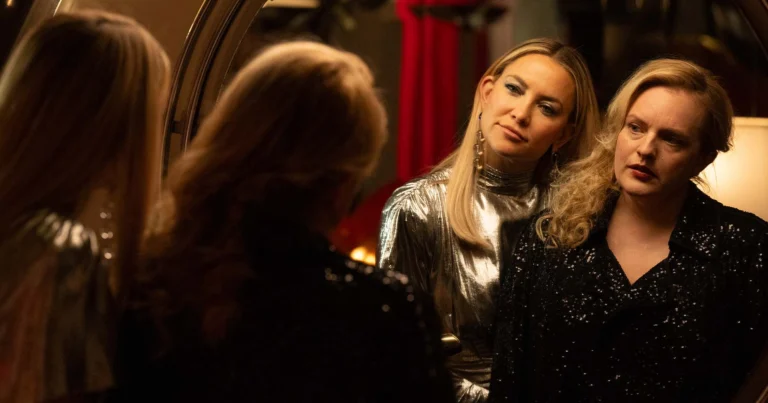 Kate Hudson e Elisabeth Moss como Zoe Shannon e Samantha Lake em frente ao espelho no filme Segredo Obscuro