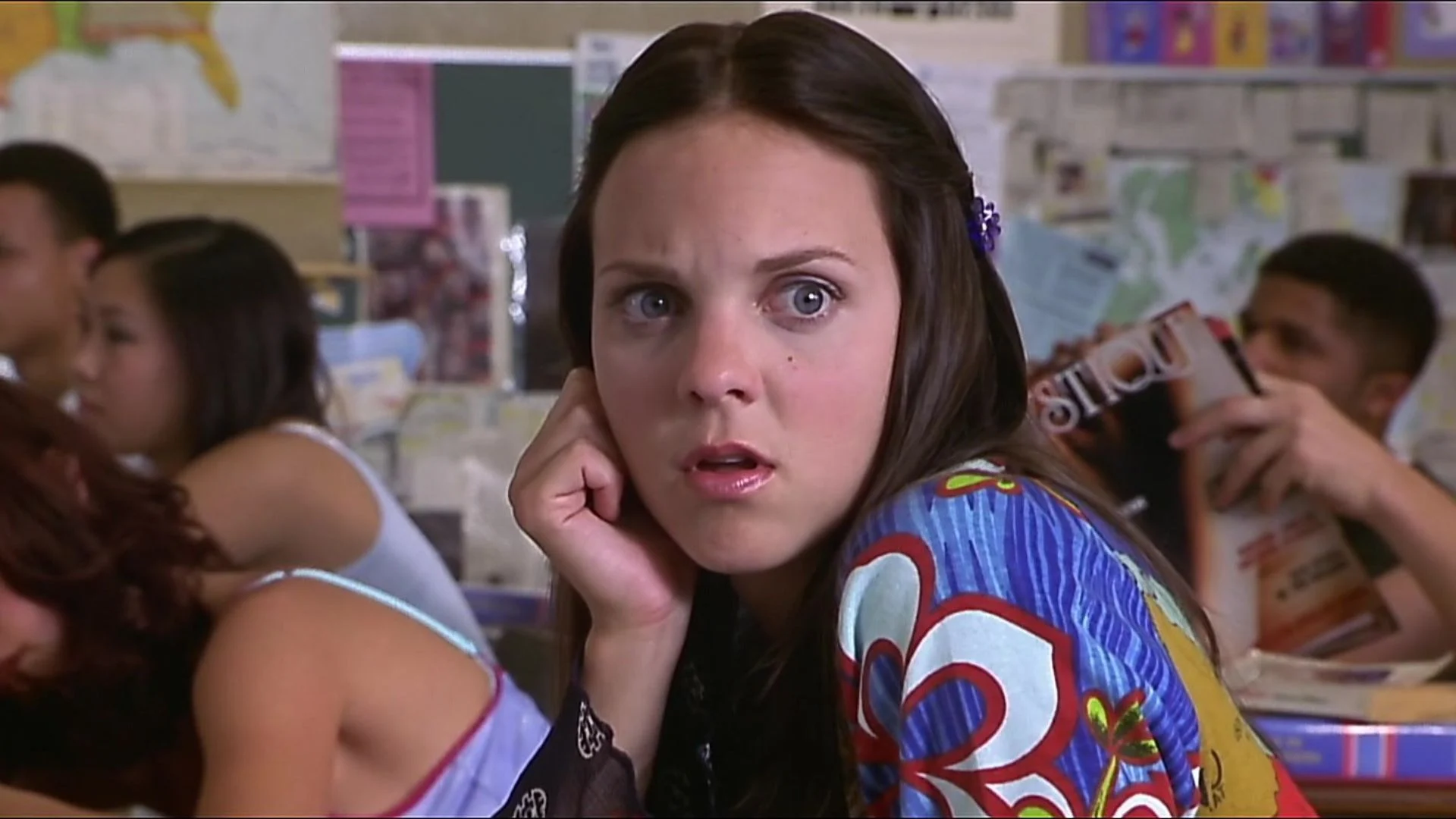 Anna Faris como Cindy Campbell olha assustada em sala de aula no filme Todo Mundo em Pânico de 2000