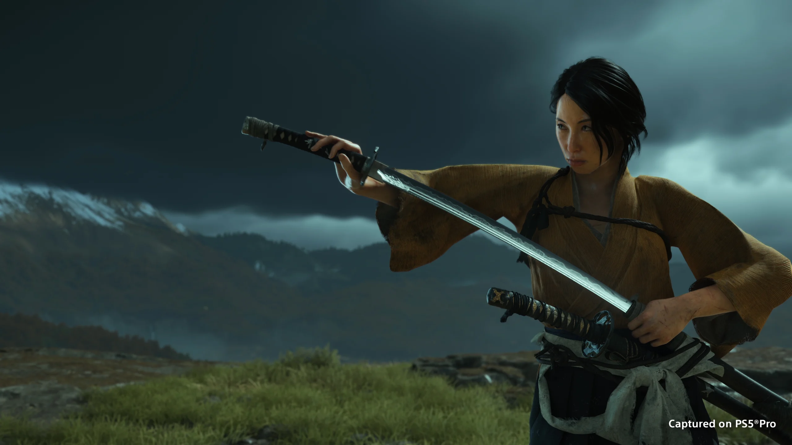 Atsu com duas katanas no modo Mais Procurados de Ghost of Yōtei