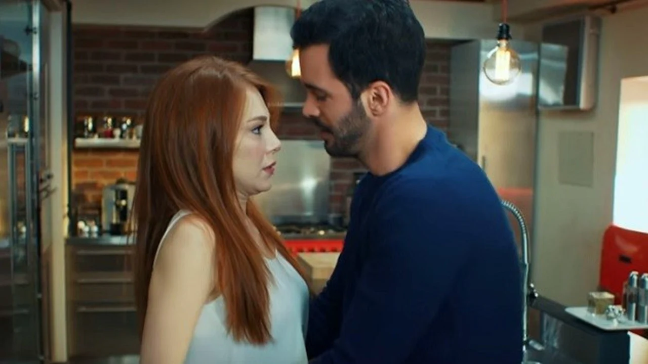 Defne e Ömer, interpretados por Elçin Sangu e Barış Arduç, ficam frente a frente em Amor de Aluguel