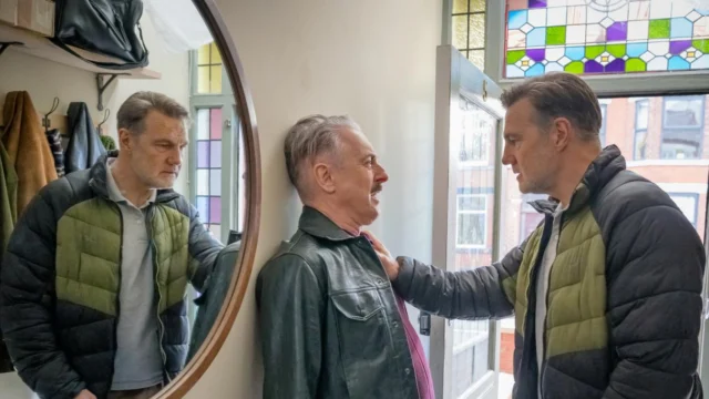 Alan Cumming e David Morrissey em uma cena de tensão da série Tip Toe