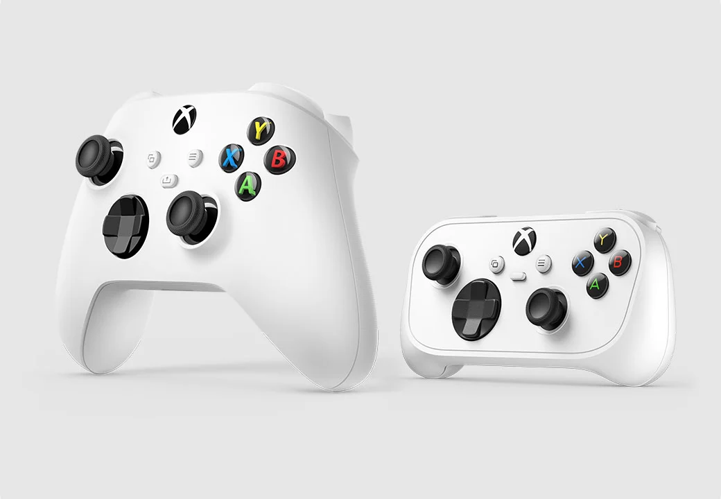 Controle Xbox tradicional ao lado do Xbox Nano branco, mostrando a diferença de tamanho