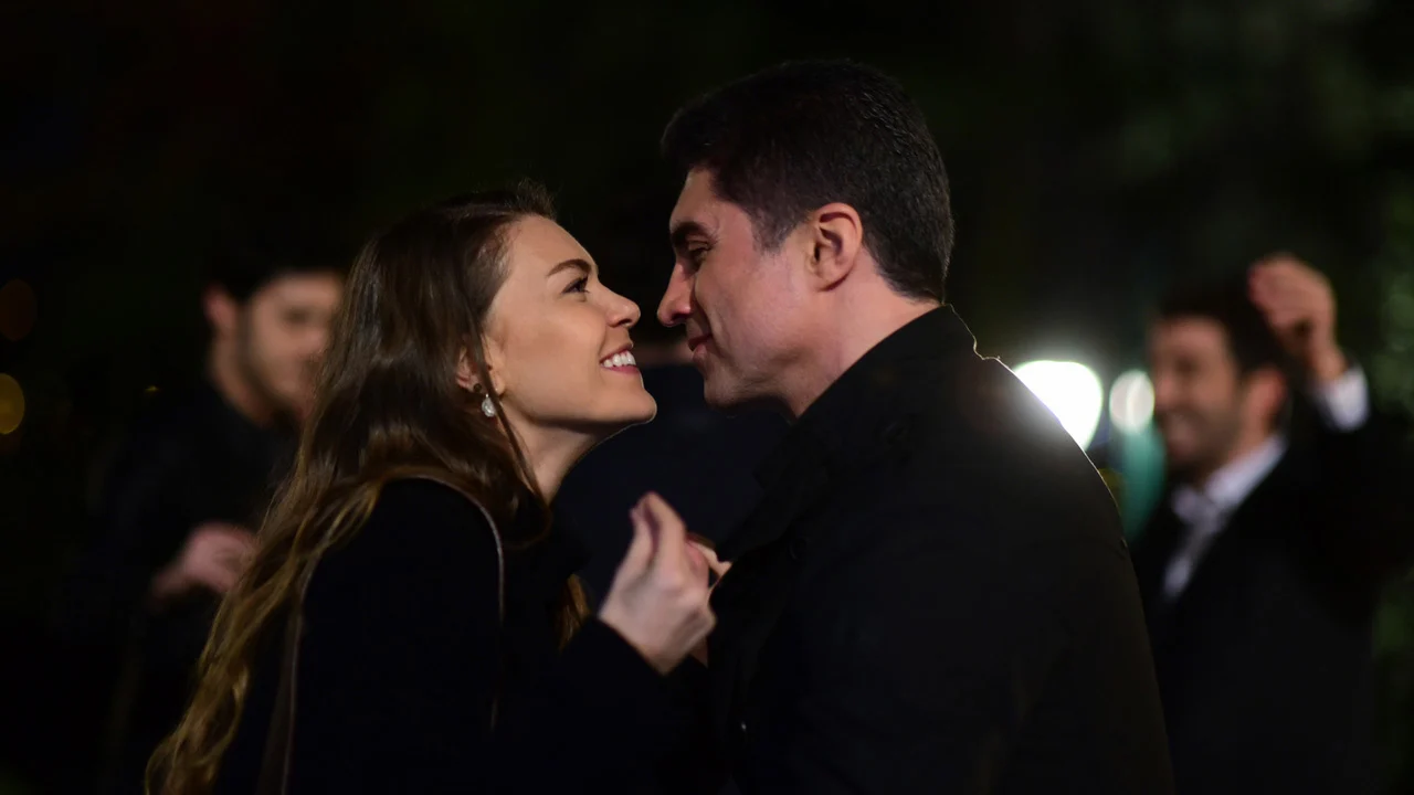 Süreyya e Faruk, interpretados por Aslı Enver e Özcan Deniz, se olham durante uma cena de Para Sempre no Meu Coração