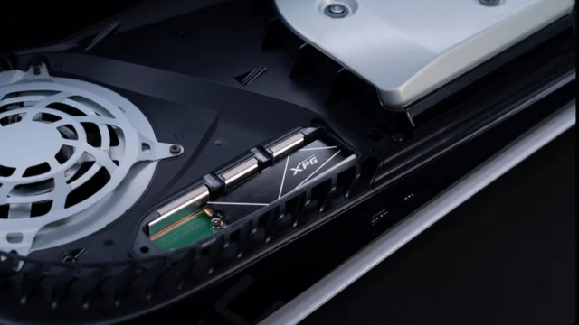 SSD XPG GAMMIX S70 Blade instalado no compartimento de expansão M.2 de um PlayStation 5