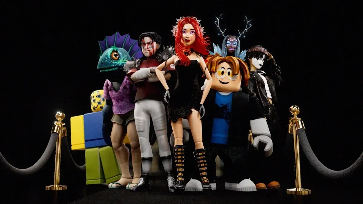 Grupo de avatares do Roblox com diferentes estilos de cabelo, roupas e acessórios