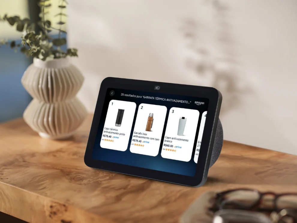 Amazon Echo Show mostrando resultados de compras em português na nova experiência Alexa+