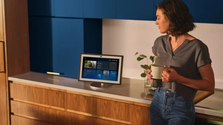 Mulher utilizando a Alexa+ em uma cozinha equipada com um dispositivo Amazon Echo Show