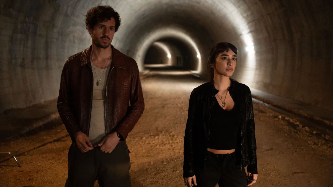 Jay e Chiara, personagens de Victor Belmondo e Simona Tabasco, juntos em um túnel no filme Masterplan