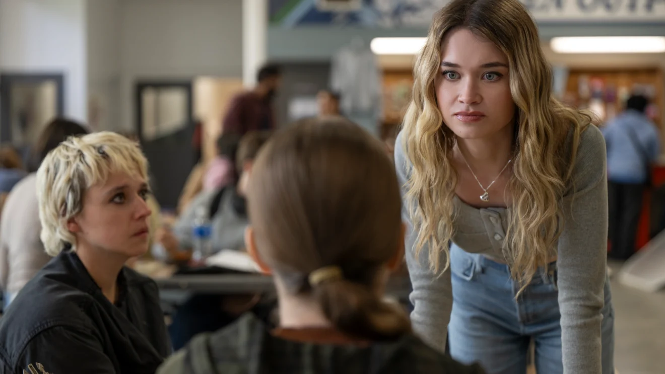 Chris Hargensen confronta Carrie White no refeitório da escola na série Carrie