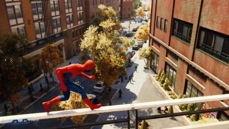 Homem-Aranha corre sobre estrutura acima de uma rua de Nova York em Marvel's Spider-Man para PS4