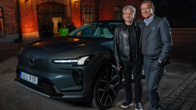 Executivos da Nvidia e da Volvo ao lado de SUV elétrico durante encontro das empresas em outubro de 2026