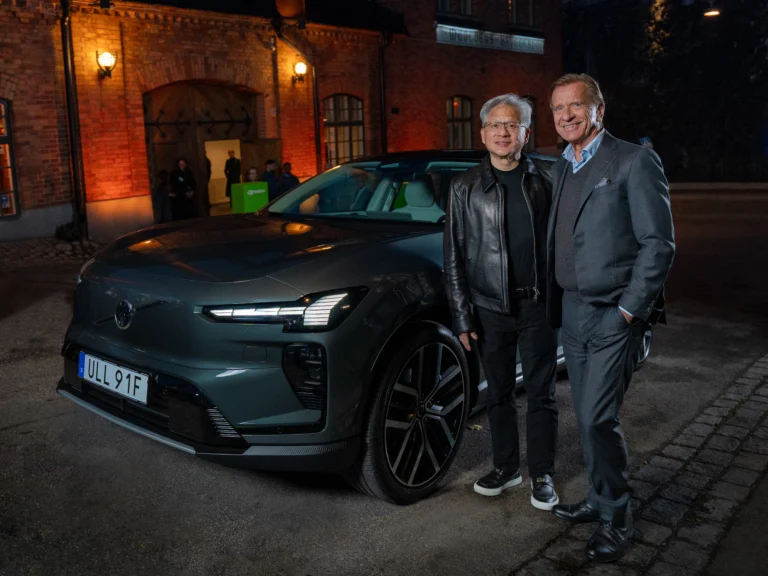 Executivos da Nvidia e da Volvo ao lado de SUV elétrico durante encontro das empresas em outubro de 2026