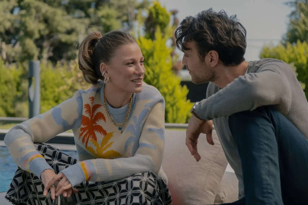 Leyla e Cem conversam próximos um do outro em uma cena da série turca Próximo!