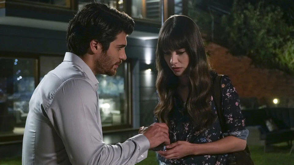 Ferit, vivido por Can Yaman, conversa com Nazlı, interpretada por Özge Gürel, em Dolunay