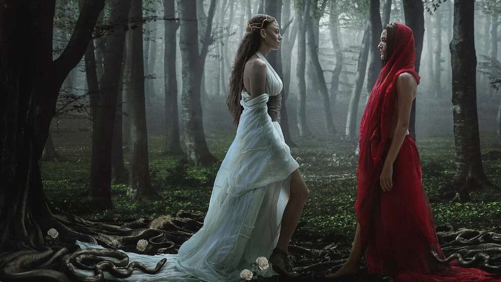 Duas personagens se encaram em uma floresta na série A Lenda de Shahmaran.