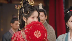 Personagem interpretada por Tian Xiwei aparece com penteado de noiva e acessório vermelho em A Noiva da Presilha Dourada