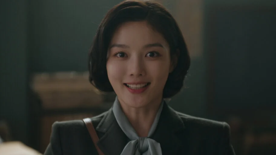 Kim You-jung como Lee Ga Kyung disfarçada de intérprete em 100 Dias de Mentiras