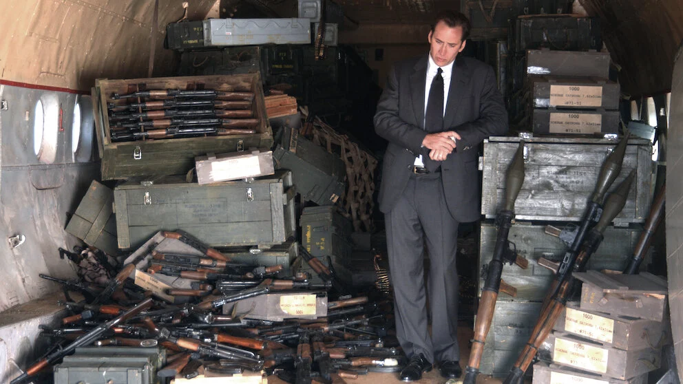 Yuri Orlov, personagem de Nicolas Cage, em meio a caixas de armamentos e equipamentos militares no filme