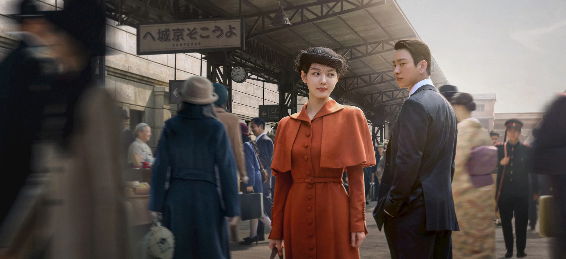 Kim You-jung e Park Jinyoung como Ga Kyung e Tae-ung em uma estação em 100 Dias de Mentiras
