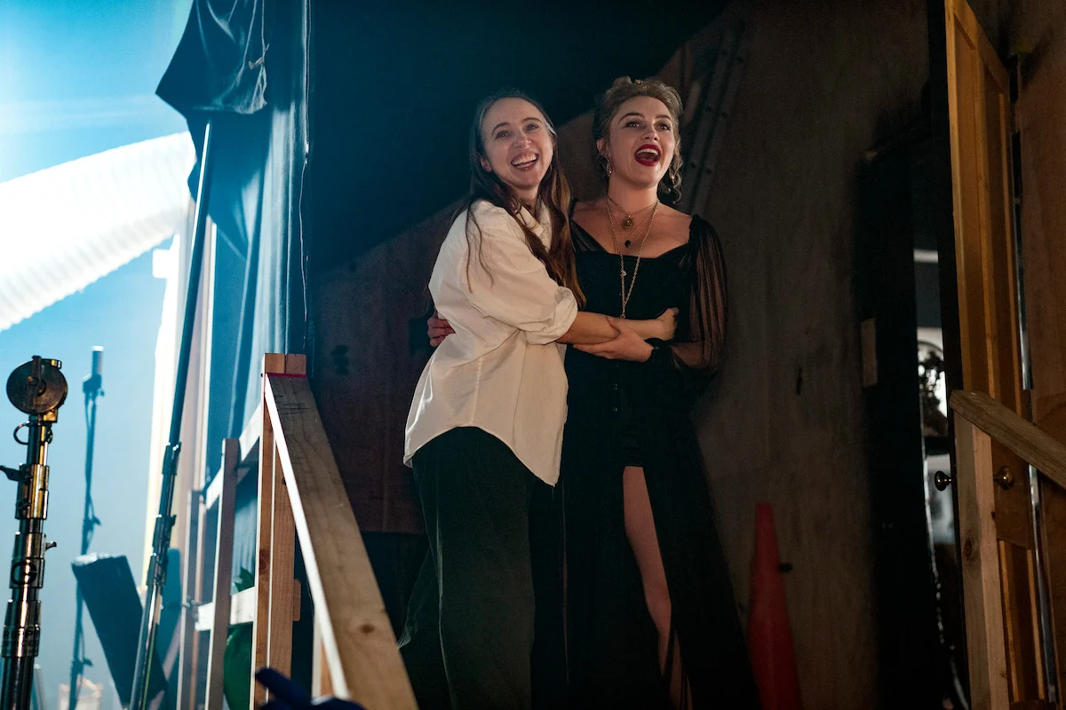 Zoe Kazan e Florence Pugh abraçadas nos bastidores de A Leste do Éden
