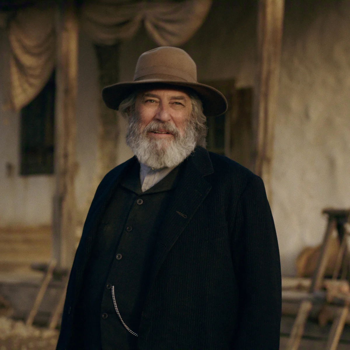 Ciarán Hinds como Samuel Hamilton em A Leste do Éden