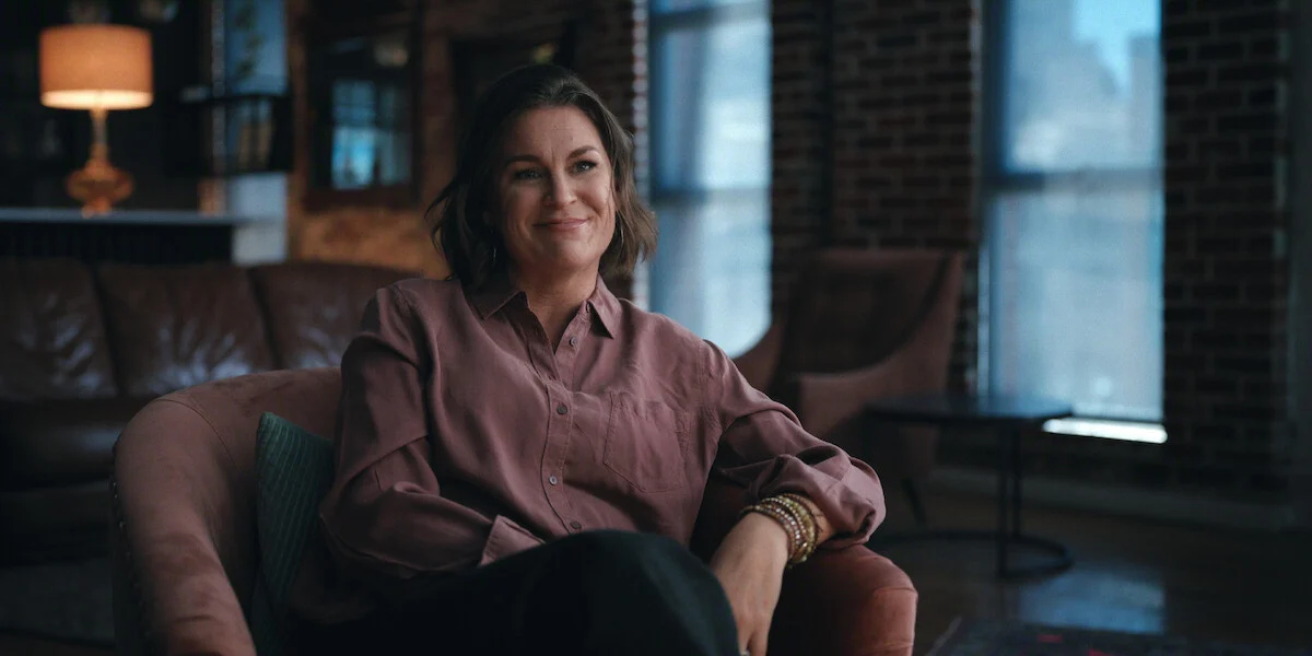 Mia Perry Bowick aparece sentada em uma entrevista para o documentário Aquele Sobre Matthew Perry, da Netflix