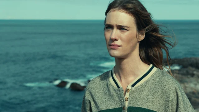 Mackenzie Davis como Fonda Howander perto do litoral em Profundezas