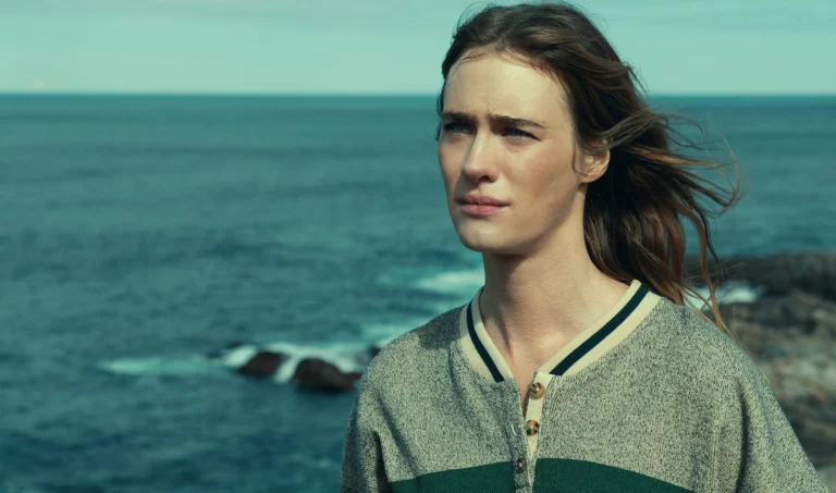 Mackenzie Davis como Fonda Howander perto do litoral em Profundezas