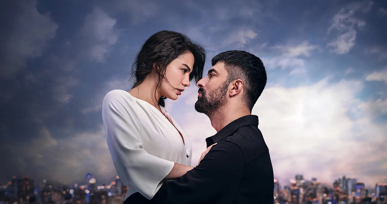 Demet Özdemir e Engin Akyürek interpretam Farah e Tahir em novela turca da Netflix