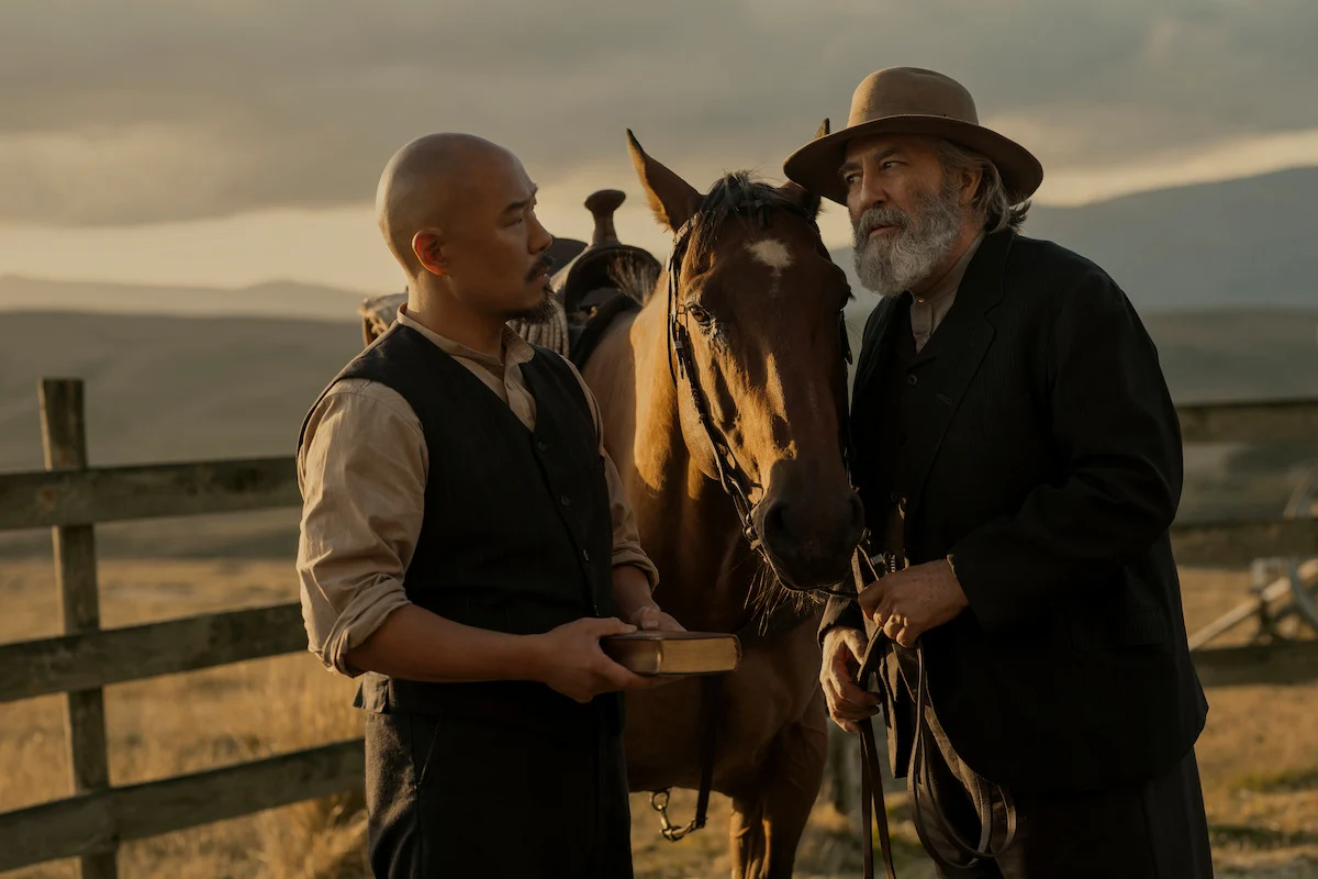 Lee e Samuel Hamilton conversam ao lado de um cavalo em A Leste do Éden
