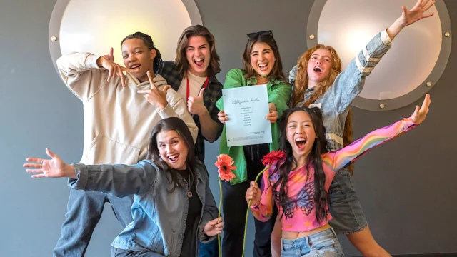 Jovens atores do elenco de Hollywood Arts comemoram o início da produção da série